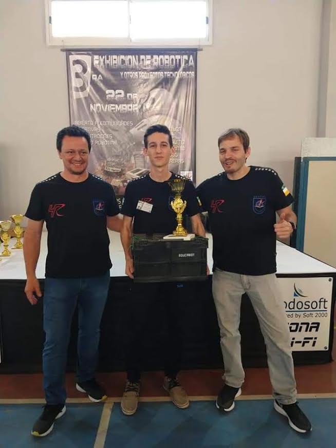 Agustin Kozac campeón de un certamen internacional Robotic People representando a la Escuela de Educación Técnica