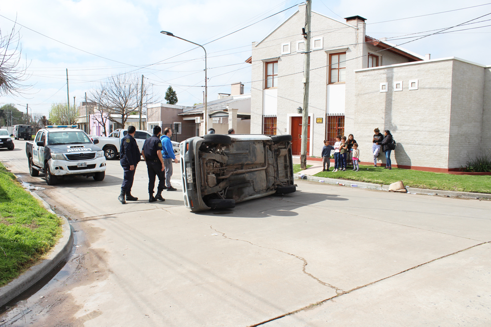 ESPECTACULAR ACCIDENTE CHOQUE Y VUELCO EN LA CIUDAD