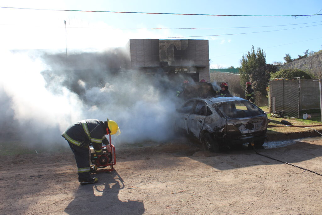 SE INCENDIÓ UNA VIVIENDA Y EL AUTO QUE ESTABA EN EL GARAGE